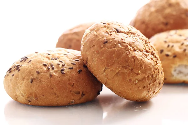 Farklı tohumlarla taze çörekleri kapatıyoruz.