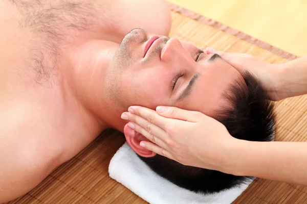 Bonito Homem Desfrutando Massagem Facial — Fotografia de Stock