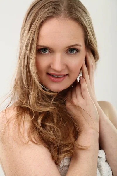 Yüzü parlak genç doğal bir kadın.