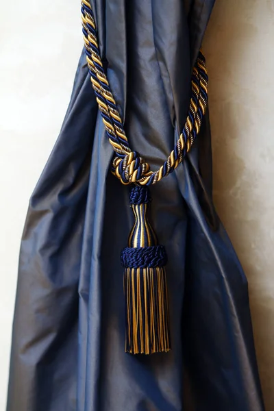 Koyu mavi perdeleri iple kapatın