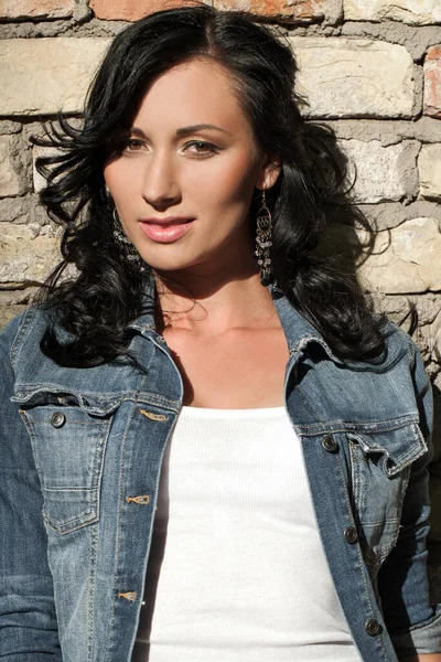 Mooie Jonge Kaukasische Vrouw Aan Bakstenen Muur Jeans — Stockfoto