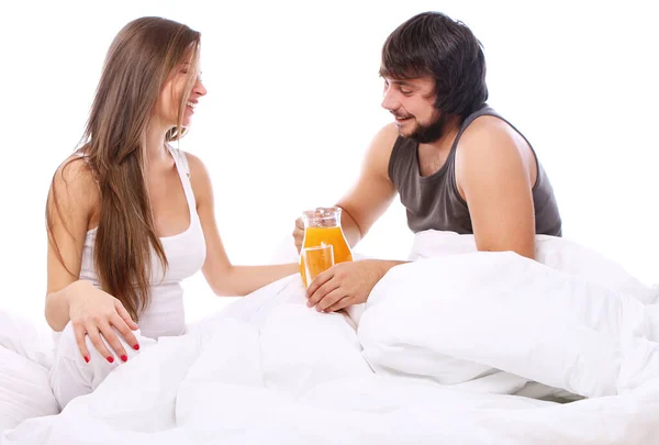 Junges Paar Trinkt Orangensaft Bett — Stockfoto