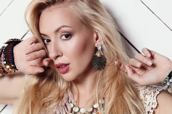 Kırmızı ruj ile güzel kadın