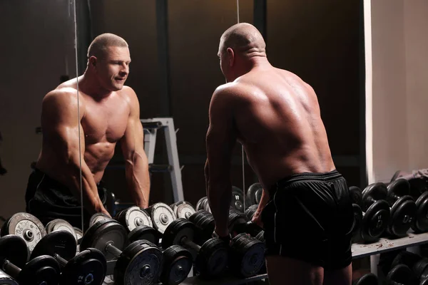 Hombre Musculoso Guapo Está Haciendo Ejercicio Posando Gimnasio —  Fotos de Stock