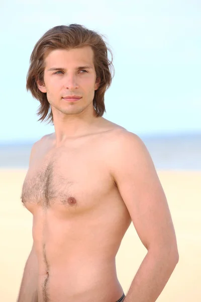 Portret Młodego Przystojnego Faceta Plaży — Zdjęcie stockowe