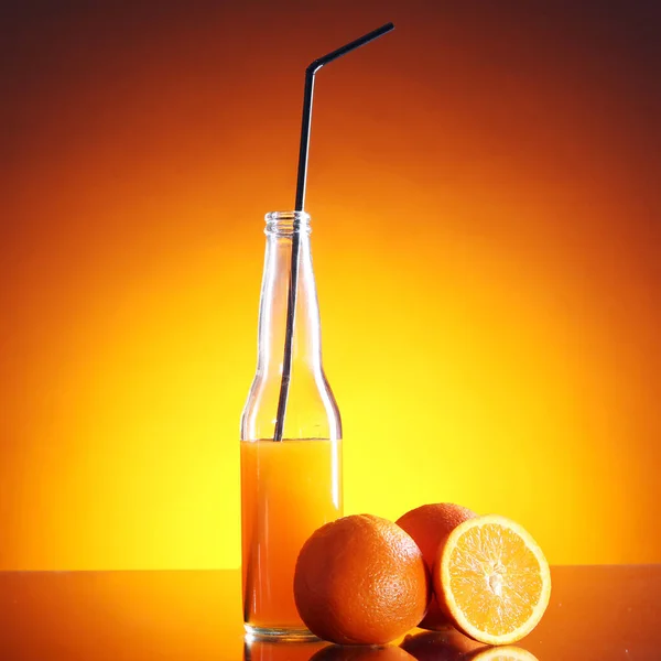 フレッシュで冷たいオレンジドリンク — ストック写真