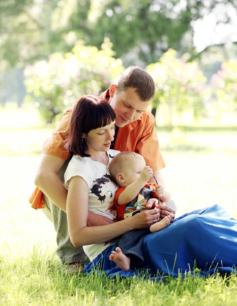 Anne baba ve oğulları parkta takılıyorlar.