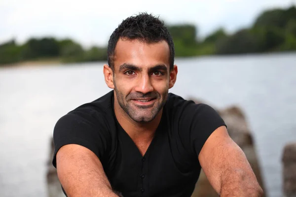 Hombre Guapo Piel Oscura Con Una Barba Sonríe Mientras Está —  Fotos de Stock