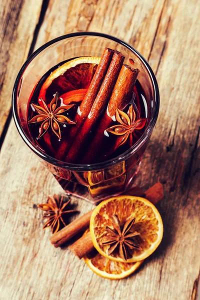 Portakallı tarçın ve sıcak şarap.