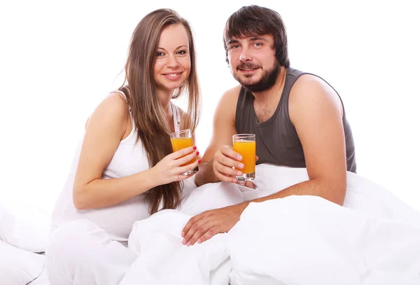 Junges Paar Trinkt Orangensaft Bett — Stockfoto