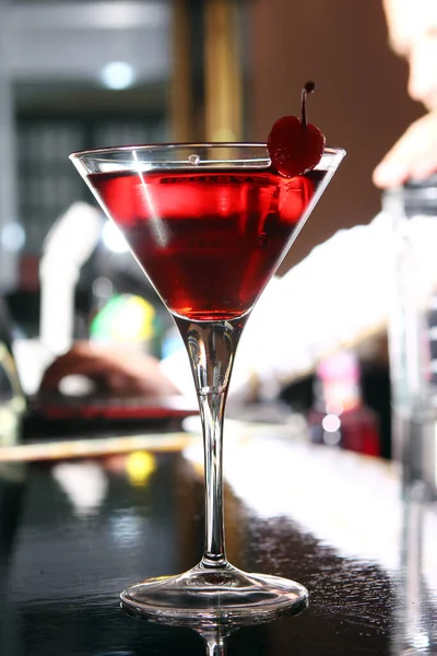 Cocktail Martini Rose Servi Avec Cerise Dans Bar — Photo