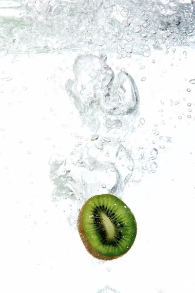 Kiwi Frais Tombé Dans Eau — Photo