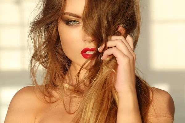 Sarışın ve kırmızı rujlu güzel bir kadın.