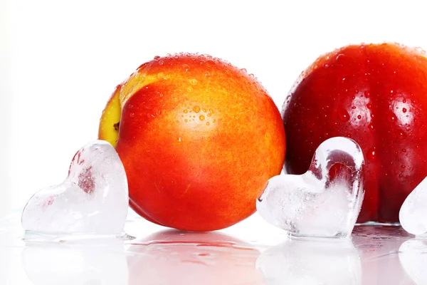 Beyaz üzerine izole edilmiş taze ve ıslak niktarin meyveleri.