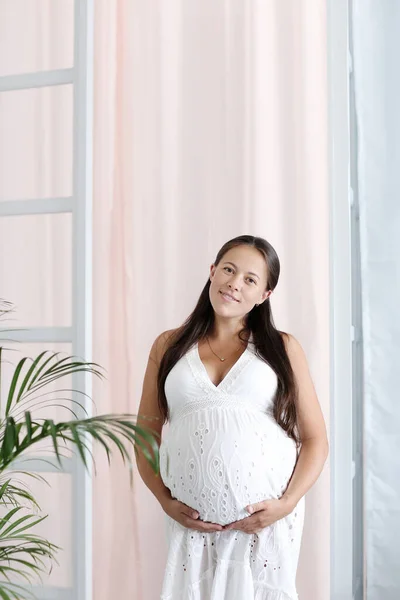 Kobieta Ciąży Białej Sukience — Zdjęcie stockowe