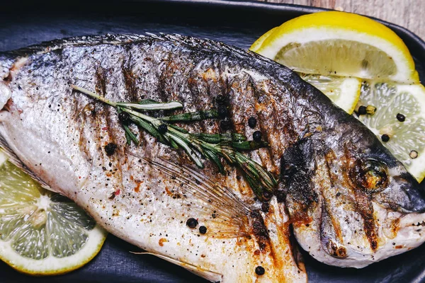 Yemek, restoran. Limonlu ızgara balık.