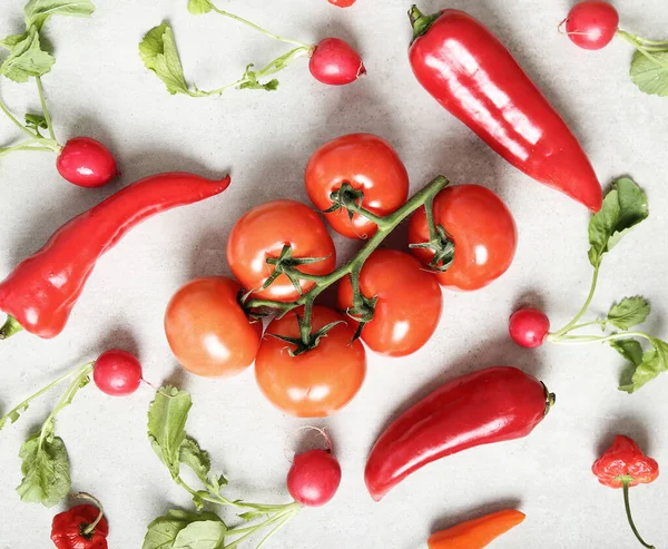 Taze yemek. Sebzeler masada.