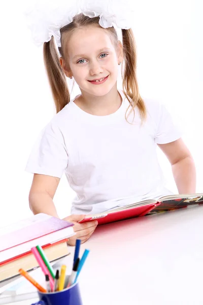 Nettes Kleines Mädchen Sitzt Schreibtisch — Stockfoto