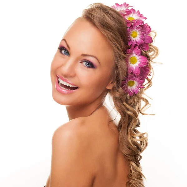 Όμορφη Νεαρή Καυκάσια Γυναίκα Λουλούδια Στα Μαλλιά Της Απομονωμένη Λευκό — Φωτογραφία Αρχείου