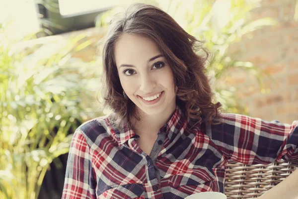 Gün boyunca evde hoş bir kadın var.