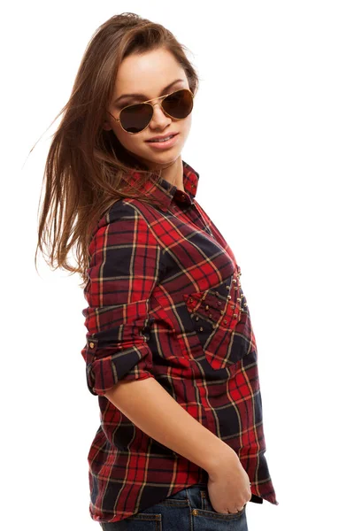 Kare gömlekli ve güneş gözlüklü çekici bir kadın.