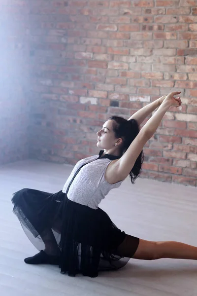 Elastyczna Kobieta Studio Tańca — Zdjęcie stockowe