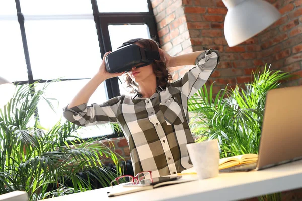 Teknoloji. VR kulaklıklı hoş bir kadın.