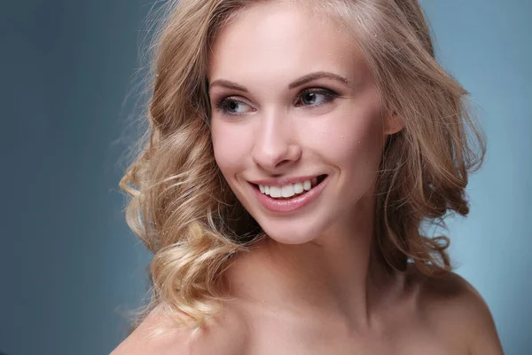 Belle Femme Aux Cheveux Bouclés Sur Fond Bleu — Photo