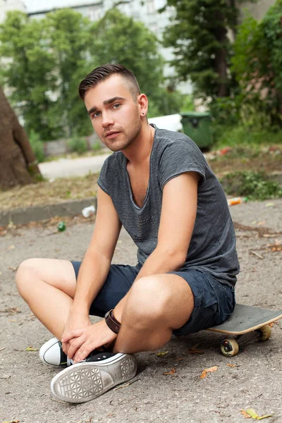 sokakta oturan yakışıklı bir adam portresi 