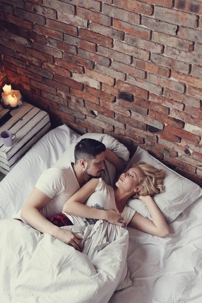 Yaşam tarzı. Yatakta güzel bir çift
