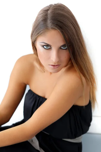 Retrato Una Hermosa Chica Con Maquillaje Que Está Posando — Foto de Stock