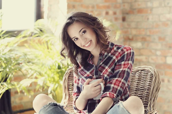 Gün boyunca evde hoş bir kadın var.