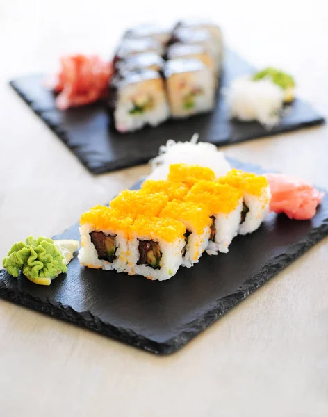 Yiyecekler. Masada lezzetli suşi var.