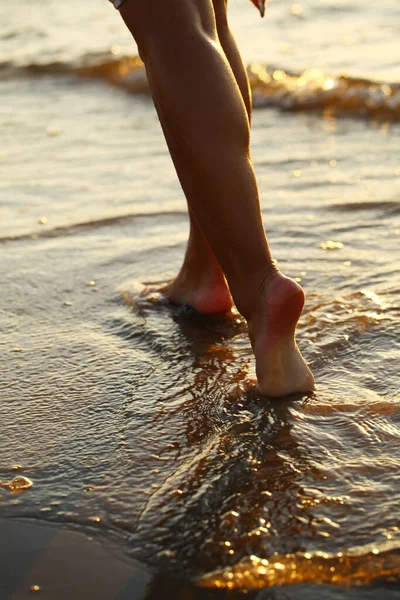 Όμορφη Γυναίκα Πόδια Στην Παραλία Στο Ηλιοβασίλεμα — Φωτογραφία Αρχείου