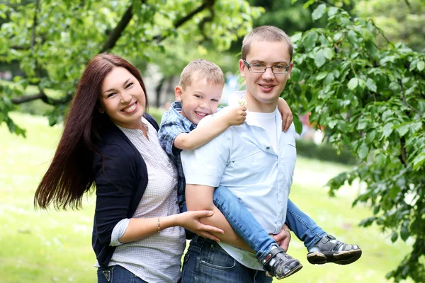 Famiglia Felice Giovane Nel Parco — Foto Stock