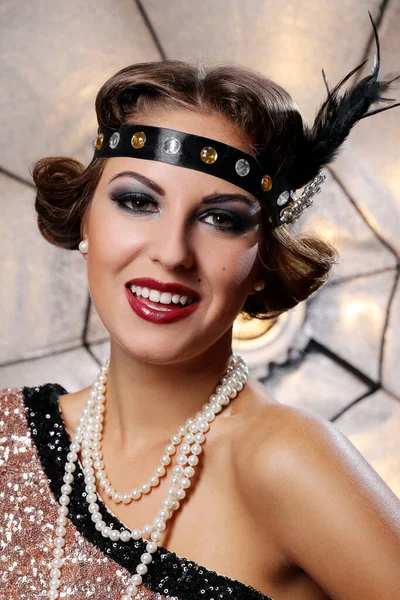 Lüks aksesuarları olan çekici bir kadının portresi.