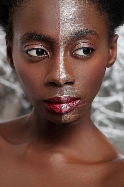 Güzellik. Sanatsal makyajlı kadın