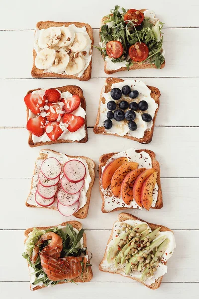 Yiyecekler. Masada lezzetli tostlar