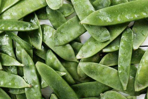 Sebze. Masadaki yeşil bezelyeler