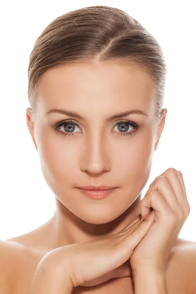 Hermosa Mujer Caucásica Natural Sobre Fondo Blanco — Foto de Stock