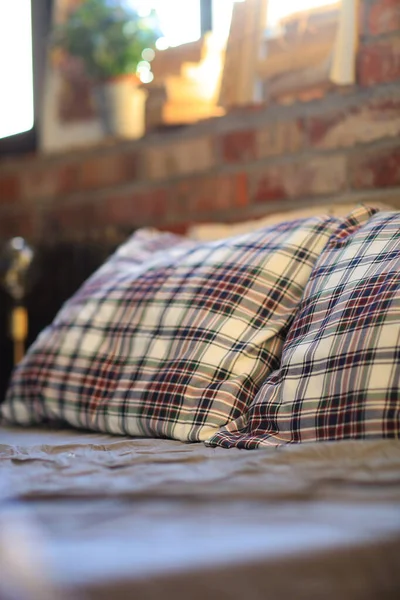 Интерьер Декор Дома Кровать Одеялом Подушками — стоковое фото