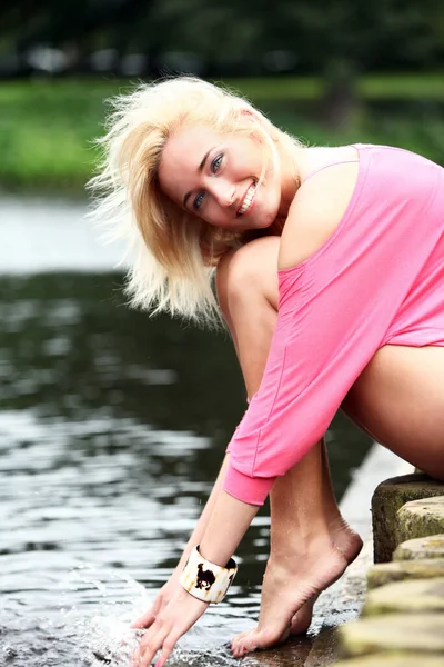 genç ve güzel sarışın bir şehir canal yanında portresi