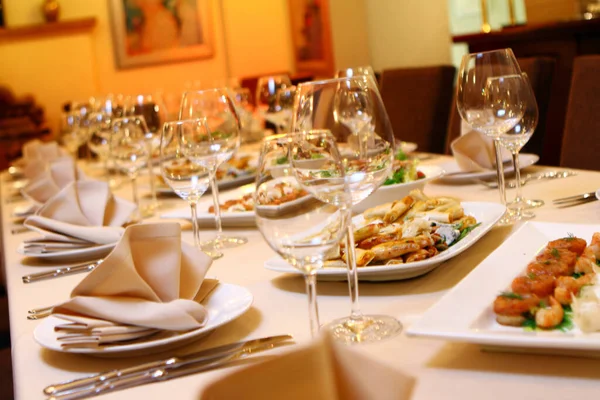 Mesa Banquete Con Servicio Restaurante Aperitivos — Foto de Stock