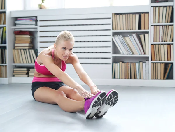 Antrenman yapıyorum. Evde kadın egzersizi.