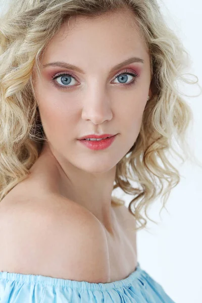 Mavi gözleri ve kıvırcık saç modeli ile güzel kız