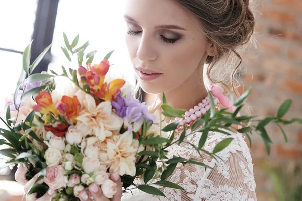 Gelinlik içinde güzel gelin