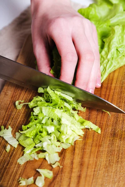 Mutfak, yemek. Mutfakta yemek pişiren kadın.