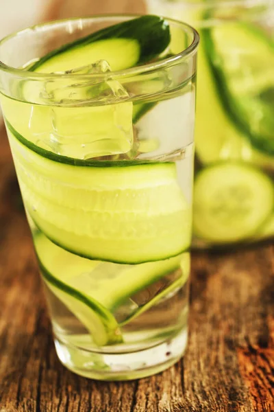 Ahşap masada ferahlatıcı içecek.