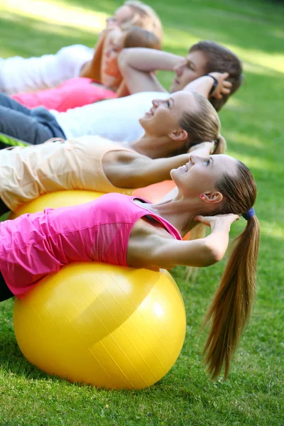 Gruppe Junger Kaukasier Beim Training Einem Park — Stockfoto