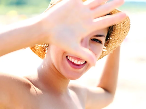 Retrato Mujer Feliz Sombrero Paja Playa — Foto de Stock